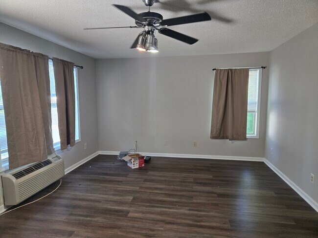 Foto del edificio - 994 Fox Hollow Rd