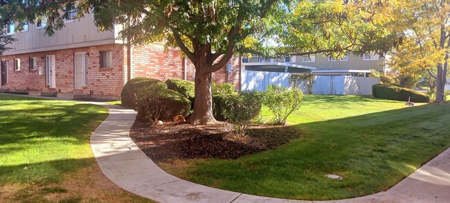 Building Photo - Roomiest Townhouse in All of Carson? Water...