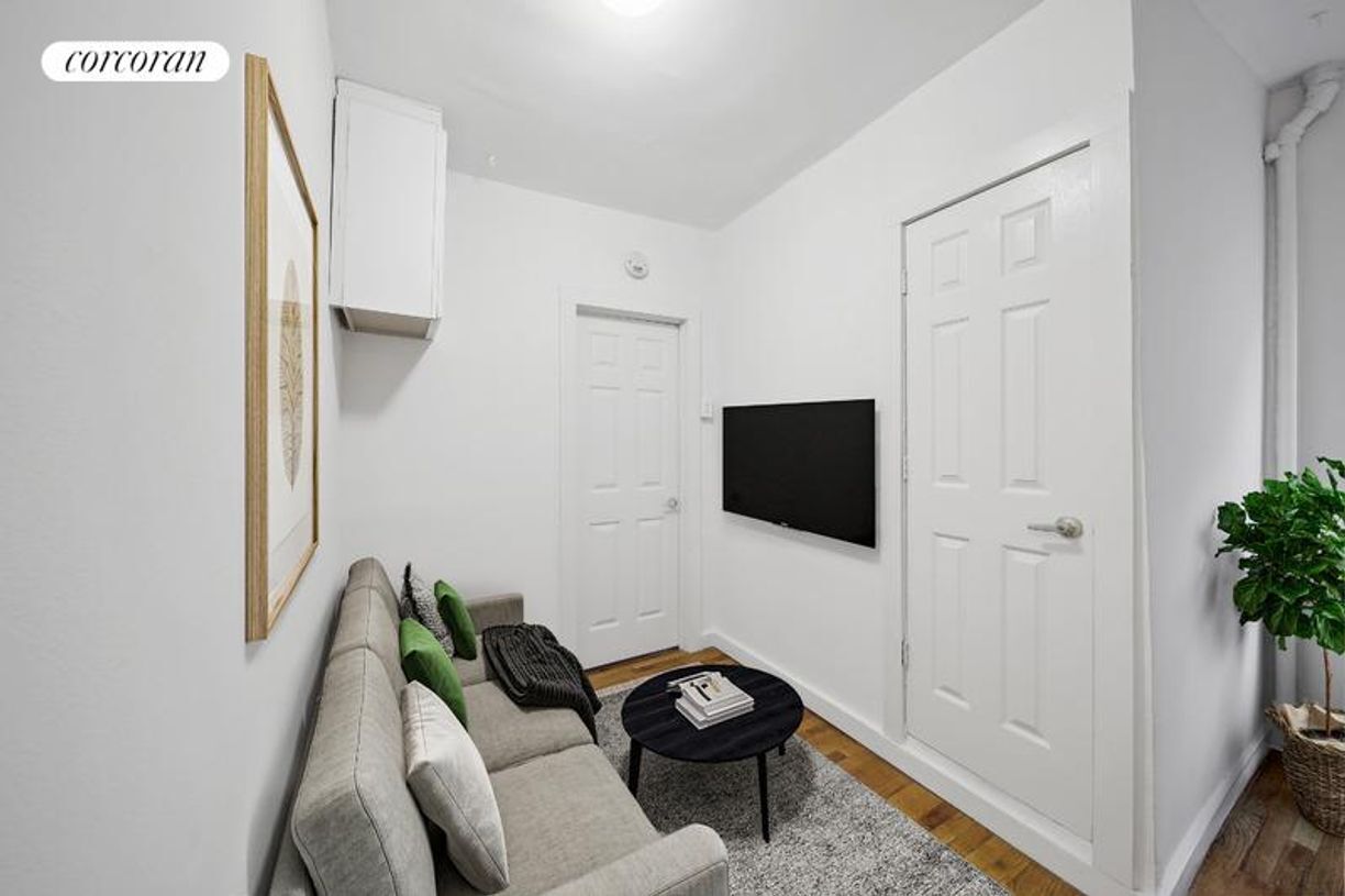 Foto principal - 242 E 10th St