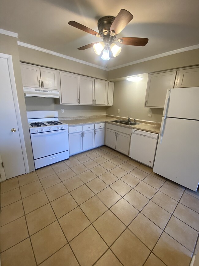 Kitchen - Evergreen Terrace Apartments