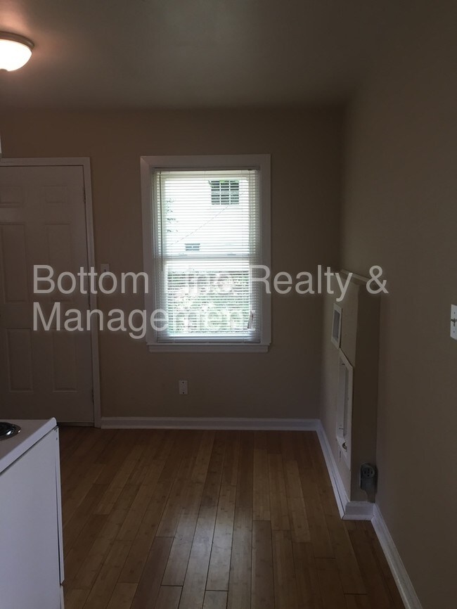 Building Photo - 120 Mattoon St