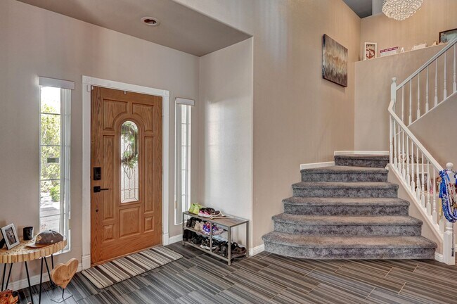 Foto del edificio - Stunning Fully Remodeled 5-Bedroom Home with Private Pool, Huge Loft, Solar & 3-Car Garage!