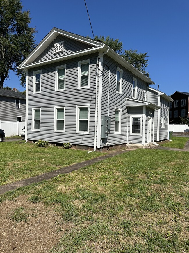 Building Photo - 132 Naubuc Ave