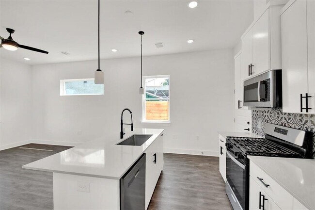 Foto del edificio - 7603 Carver Ave