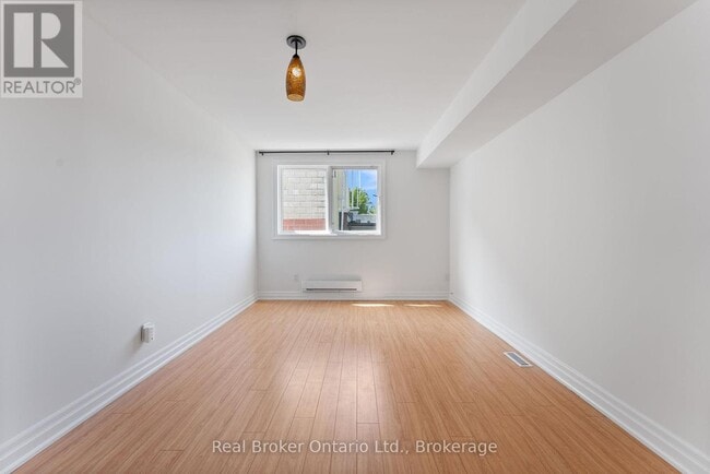 Building Photo - 985-985 Kingsway Dr