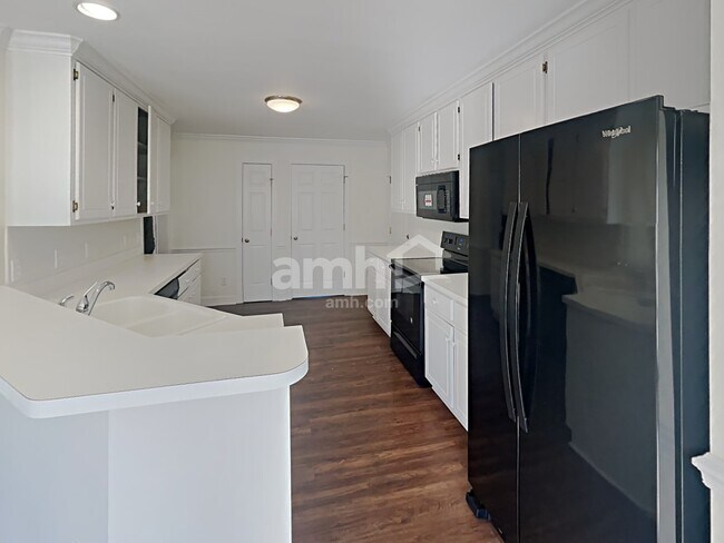 Foto del edificio - 4840 Forest Highland Dr