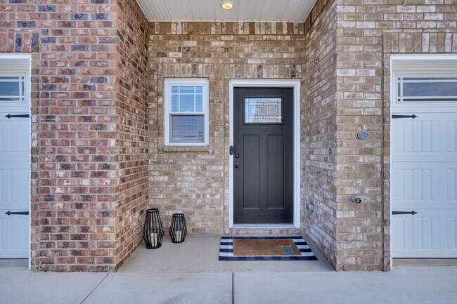 Building Photo - Pet Friendly Two Bedroom!