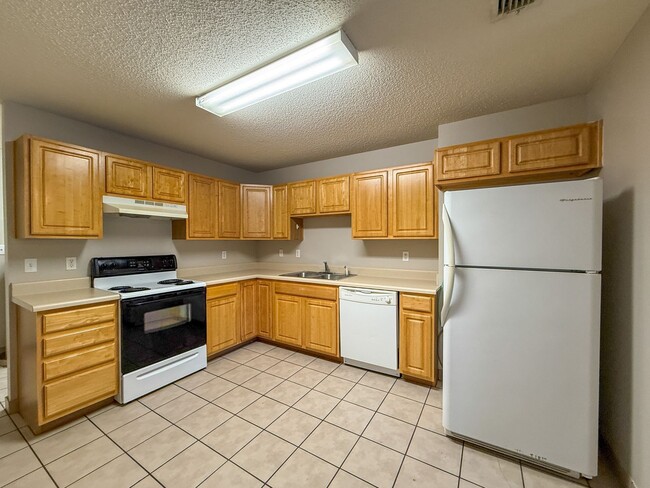 Building Photo - 2 bedroom 2 bath duplex available for rent in Milton!