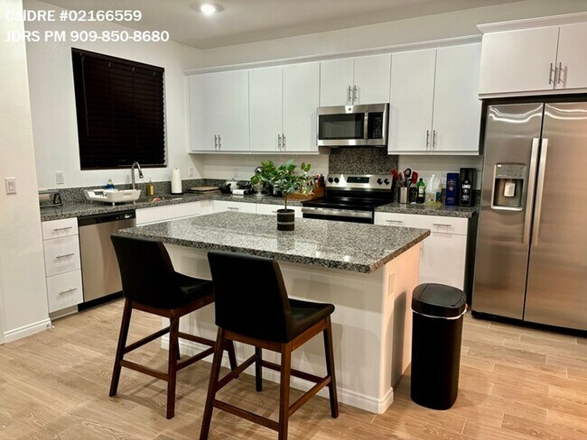 Building Photo - Rialto 3 Bedroom Furnished Home