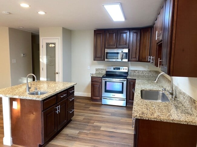 Building Photo - Upgraded 2 bedroom condo in a gated commun...