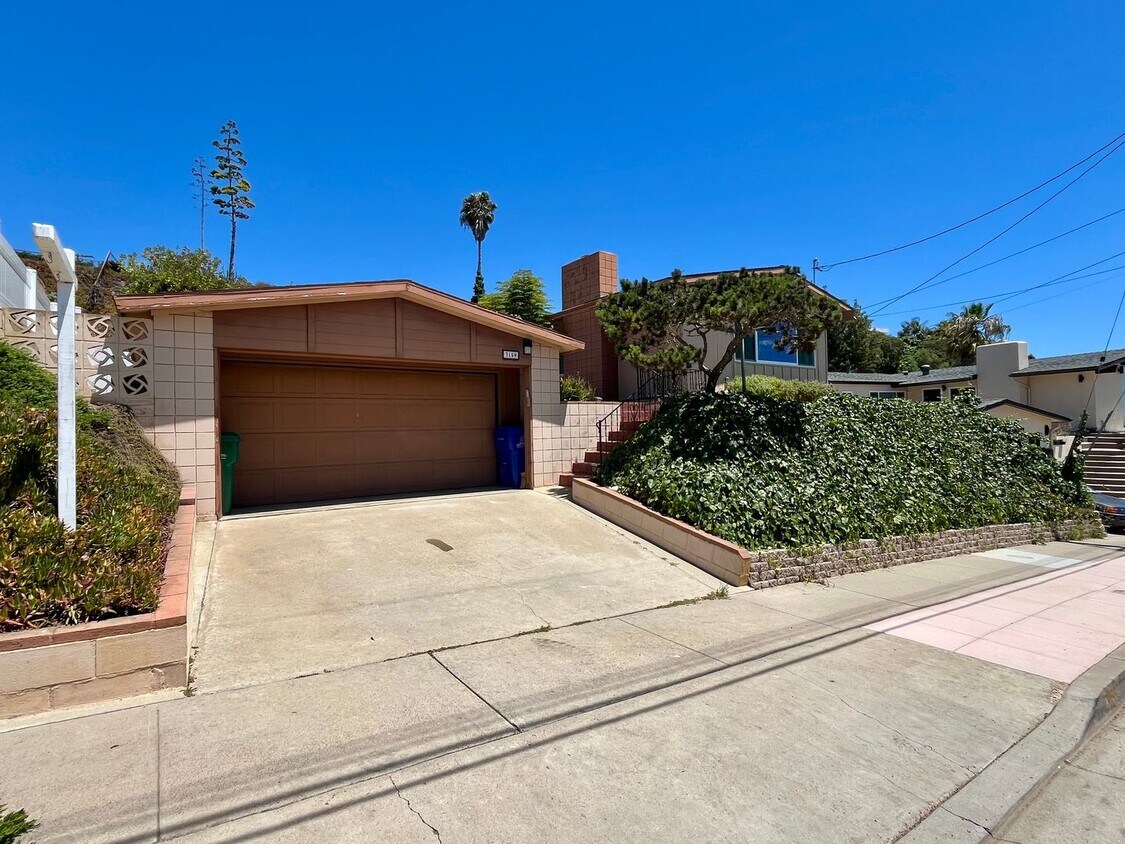 Foto principal - Remodeled 4-Bedroom Home with Bay Views