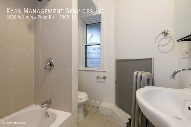 Foto del edificio - 3808 W Irving Park Rd