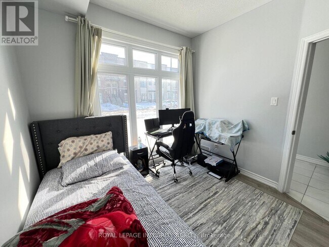 Building Photo - 913 Moses Tennisco St