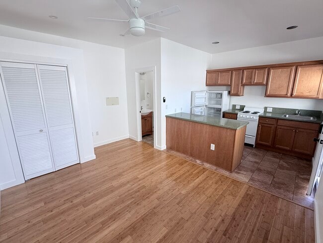 Building Photo - 202 Bicknell Ave