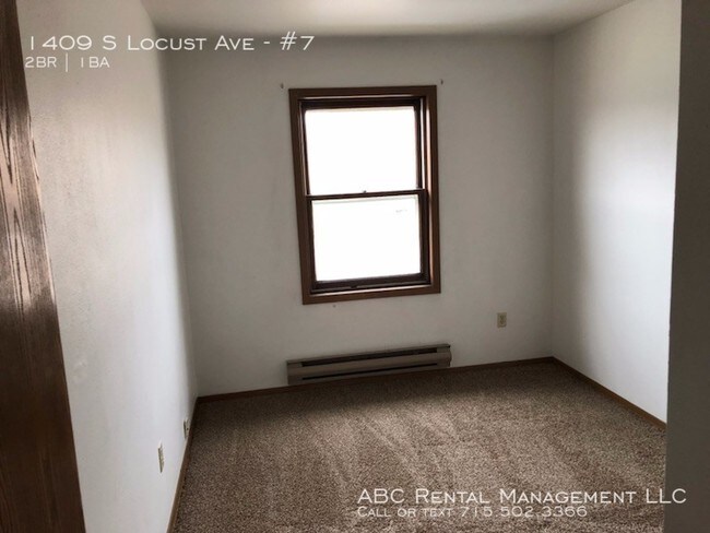 Building Photo - 1409 S Locust Ave
