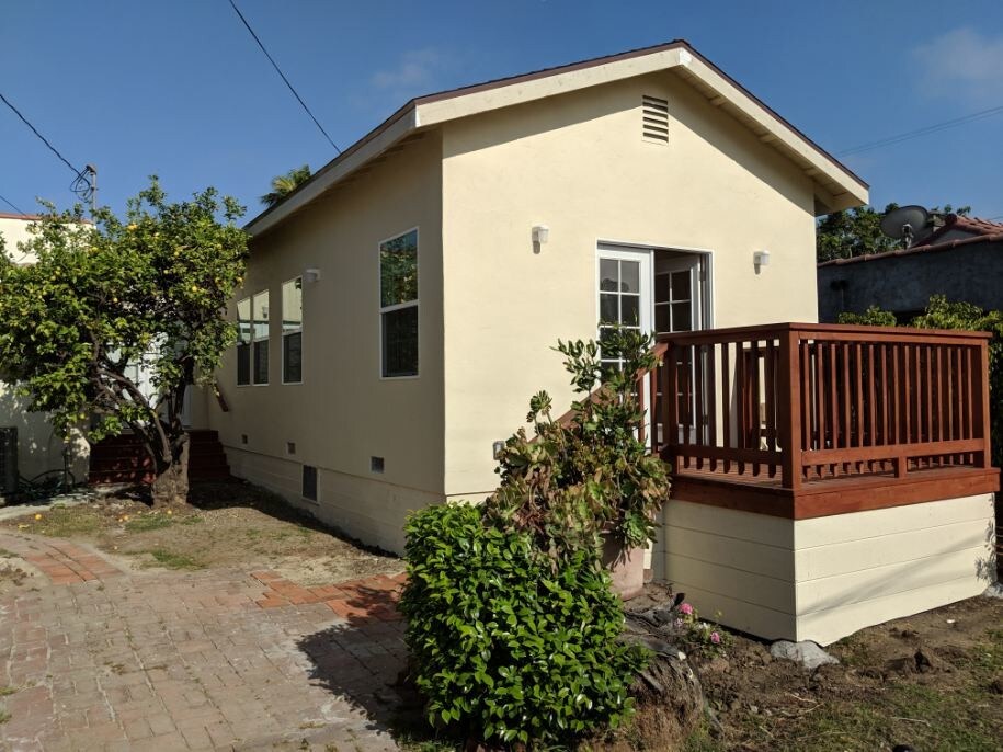 Private enterence - 607 N Formosa Ave