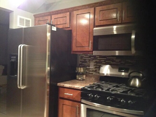 Foto del edificio - Room in House on Beethoven Cir