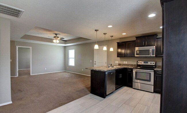 Building Photo - Three Bedroom Home in Ozark!