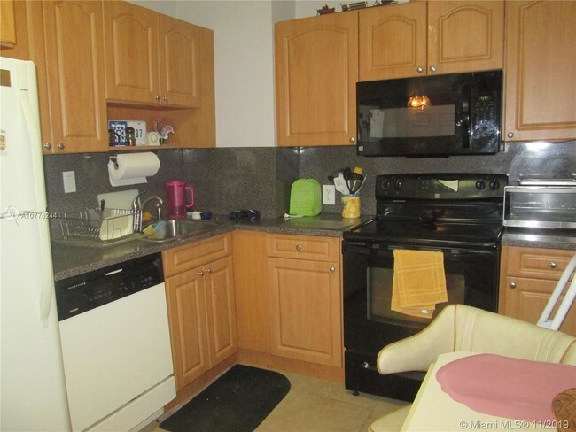 Foto del edificio - 100 Bayview Dr