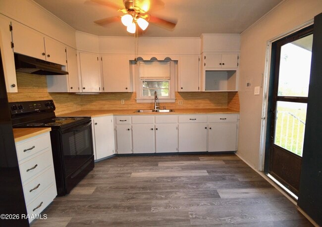 Building Photo - 2114 S Ave F