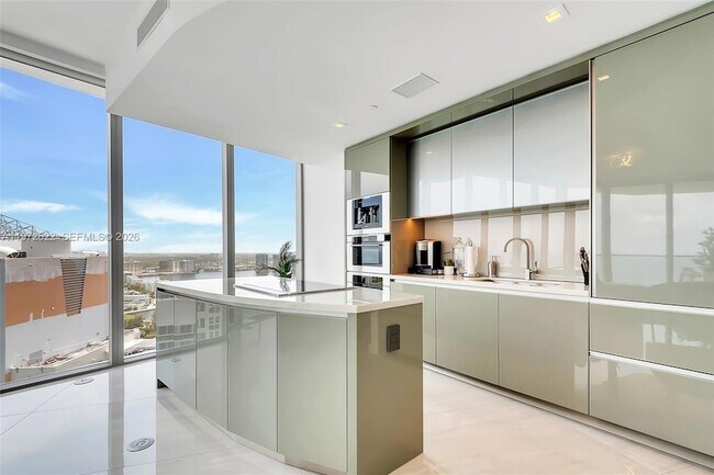 Foto del edificio - 18975 Collins Ave