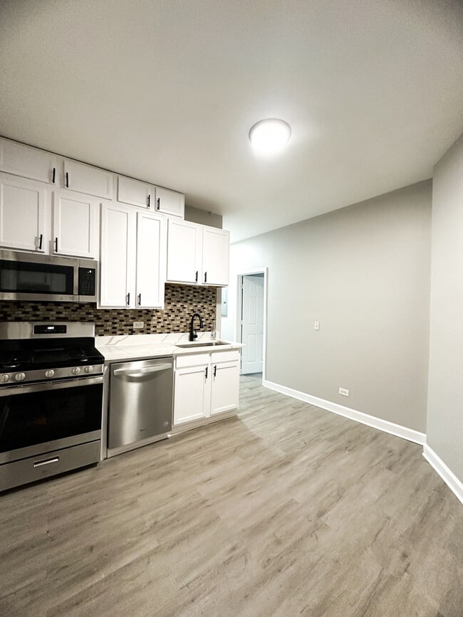 Building Photo - 7233 N Damen Ave