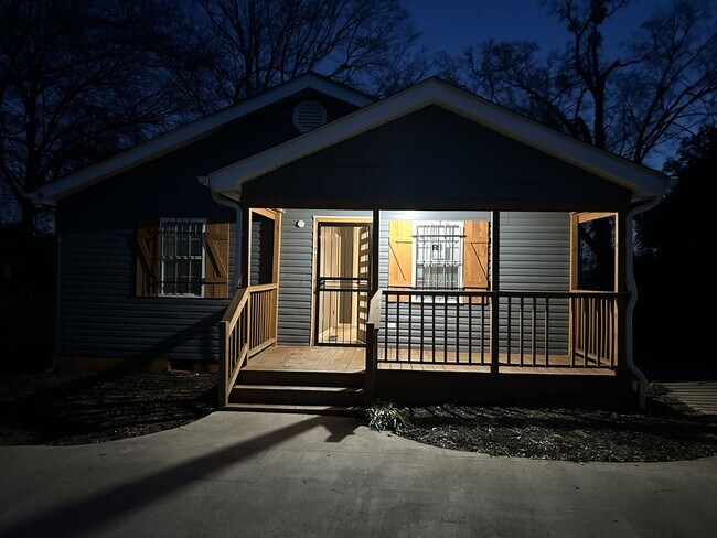 Foto del edificio - Very Nice Two Bedroom Two Bath Coming SOON!