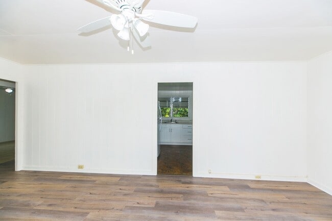 Building Photo - Single level - 3 bedroom, 1 bath home. Loc...