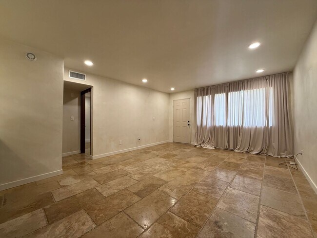 Foto del edificio - Beautifully updated condo!