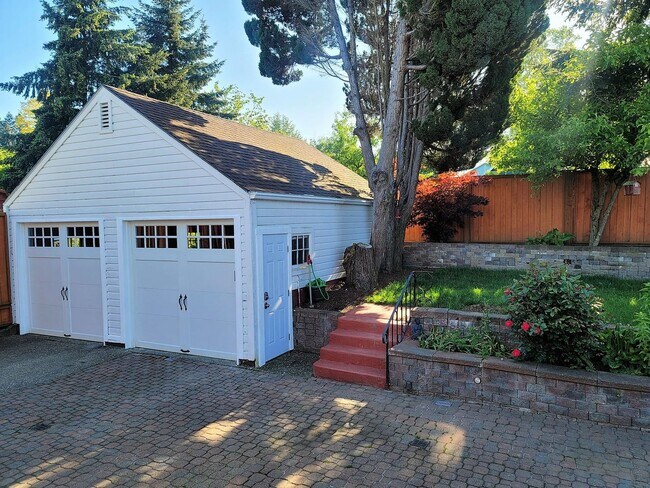 Building Photo - Charming 4 Bedroom Home in Convenient Brem...