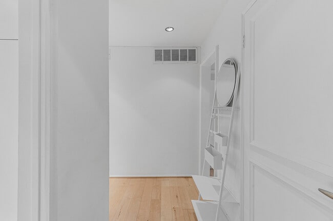 Foto del edificio - 8535 N West Knoll Dr