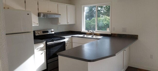 Building Photo - Charming 3-Bedroom Duplex in the Heart of ...