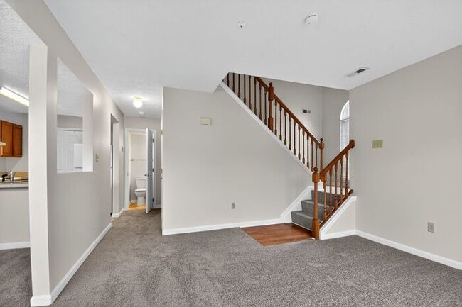 Building Photo - Pet Friendly End Unit Townhouse with Fence...