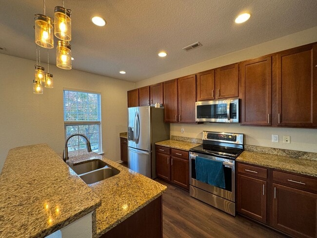 Foto del edificio - Modern Corner-End Townhome in the Heart of...