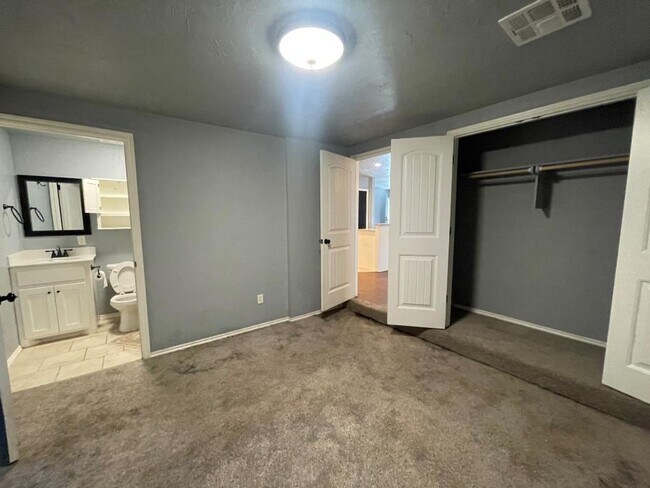 Foto del edificio - Adorable 4 Bedroom Home For Lease