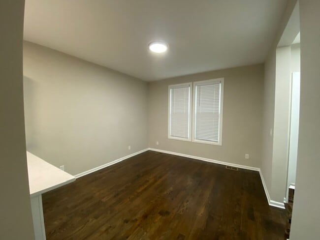 Building Photo - Newly Renovated Modern 3- Bedroom Apartment