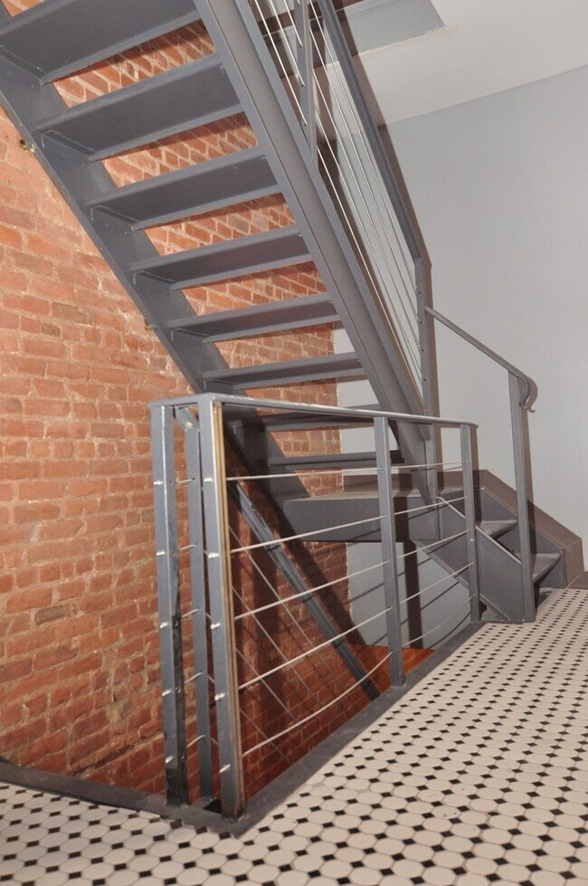 Building Photo - 506 E 188th St