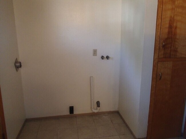 Building Photo - 2 Bedroom, 1 Bathroom Duplex w/ Central Air!
