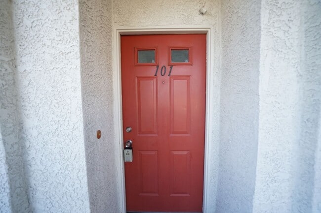 Building Photo - Showings Available NOW