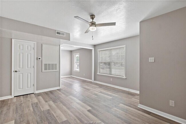 Building Photo - 316 Manuel Dr