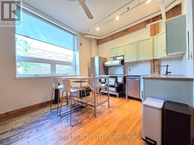 Photo du bâtiment - 121-121 Prescott Ave