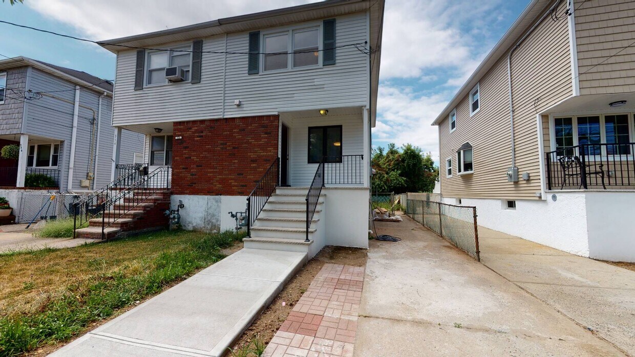 Primary Photo - 352 Seaver Ave