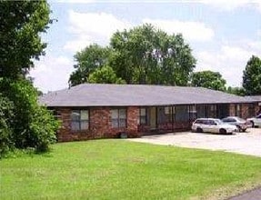 Building Photo - 810 S Cherry Ln