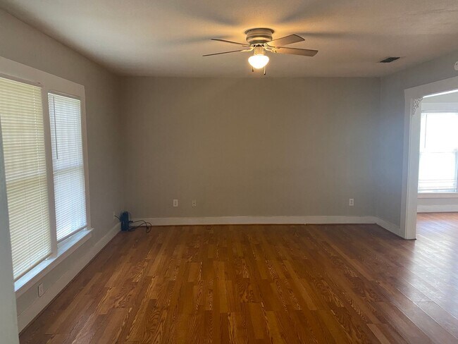 Building Photo - 2/1 Conveniently Located Near Fairview Par...