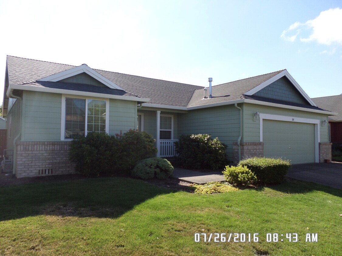 Foto principal - 3 Bedroom, 2 Bathroom Home with a 2 Car Ga...