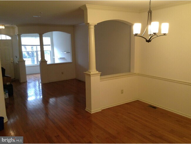 Building Photo - 504 Rolling Hill Dr