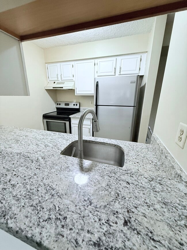 Building Photo - 5002 Ravens Crest Dr