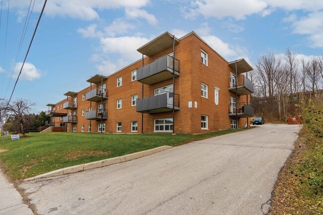 Photo du bâtiment - Bayfield Manor Apartments