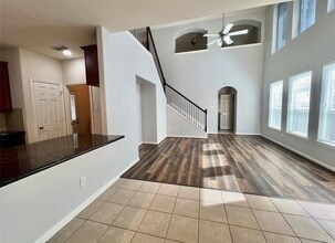 Building Photo - 10511 Rustling Villas Ln