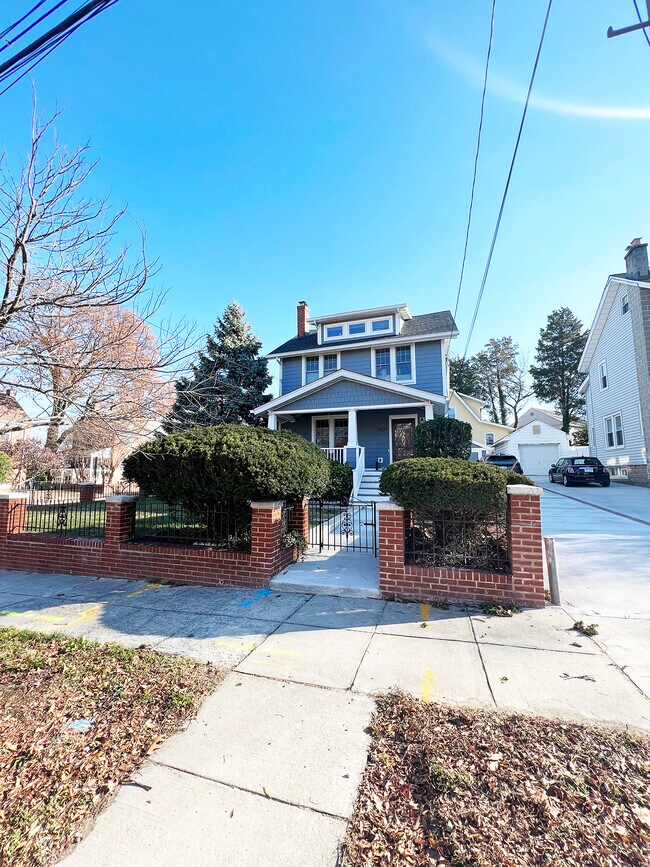Building Photo - 2525 17th St NE